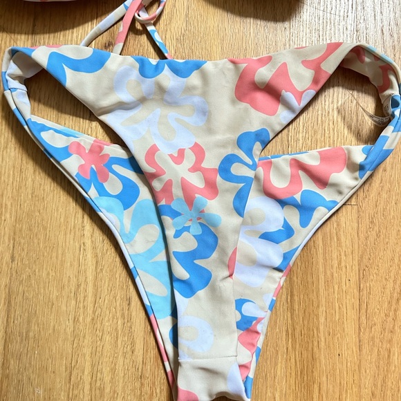 cute floral bikini set! size M - Picture 2 of 2